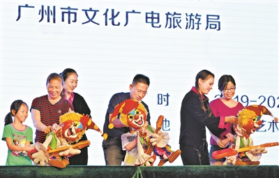 小朋友上台体验木偶表演。