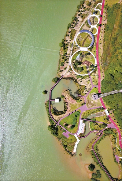 山水之恋环湖碧道，图为从化区温泉浪漫小镇内的环湖绿道。