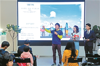 《航海家庭》的主人公父女翟峰和翟乃馨亮相。