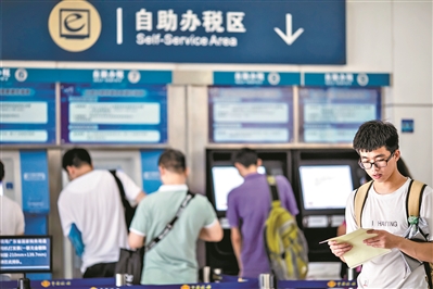 海珠区税务局办税服务大厅办税设施信息化、智能化,办税环境整洁亮丽。