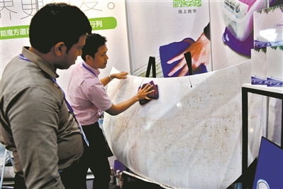 展会现场，工作人员在演示洗车新产品。