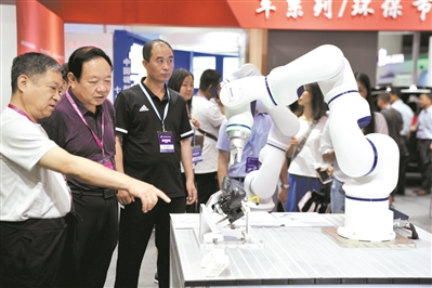中博会上展出的协作机器人。