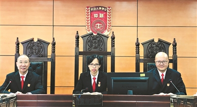 10月16日，港籍仲裁员黄江天（左一）首次参审内地劳动争议案件。
