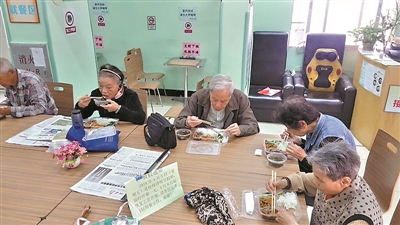 老人们在景泰街长者饭堂就餐。