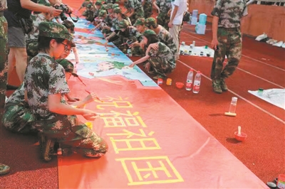 广美学生绘长卷祝福祖国。