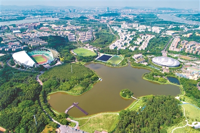 中心湖是大学城毕业生的集体回忆，从高空俯瞰，体育中心和广州自行车轮滑极限运动中心尽收眼底。