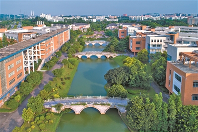 广东外语外贸大学，碧波上的拱桥带出温婉情调。