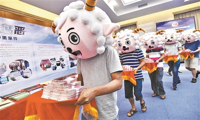 线索举报人“喜羊羊”来到现场领奖。