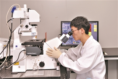 华南理工大学发光材料与器件国家重点实验室内，工作人员正在做实验。