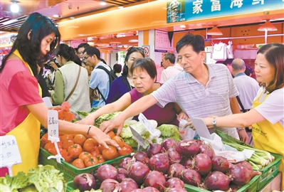 好东西多，街坊忙选购。