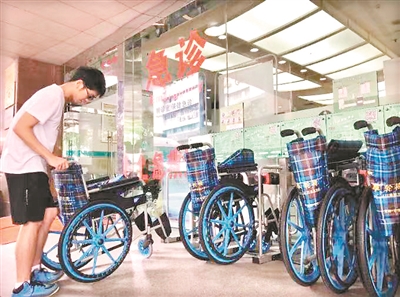 省医急诊室的共享轮椅扫码即可使用。