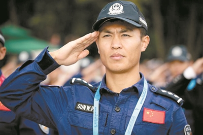 从穿上警服的那天起，我就深知人民警察的职责就是服务人民、守护平安。——孙万鹏