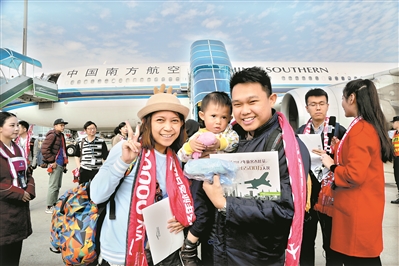 来自北京的CZ3112航班的旅客见证了白云机场年旅客吞吐量突破6500万人次这一时刻。