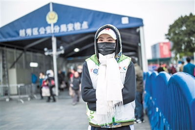 昨日，广州市气温突降，广州火车站的志愿者们裹得严严实实坚持为旅客做引导、咨询服务。