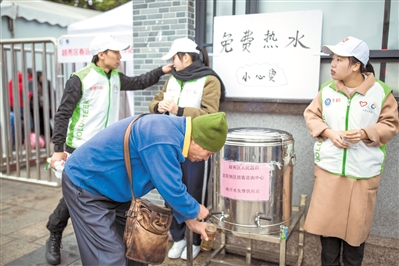 广州火车站外有提供热水的地方。