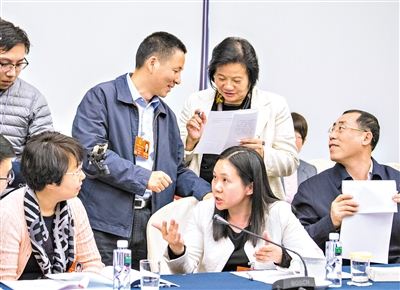 全国人大广东代表团安排代表按法律规定讨论和提出议案。