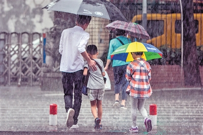 广州昨日发布今年首个暴雨预警信号 今明降温并有大雨