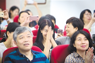 公办幼儿园抽签现场，家长紧张等待结果。广州日报全媒体记者王燕摄（资料图片）