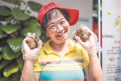 社区居民收到爱心粽子非常开心。