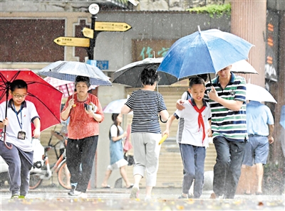 暴雨橙色预警信号生效，学生延迟上学。