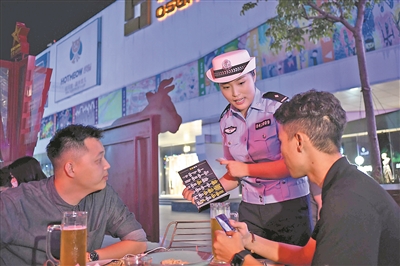 交警在酒吧里进行拒绝酒驾宣传。