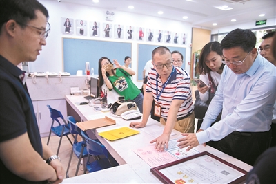 工作人员突击检查校外培训机构。
