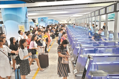 “一地两检”大大提高了通关效率，不少旅客表示，整个通关过程只需要五分钟。