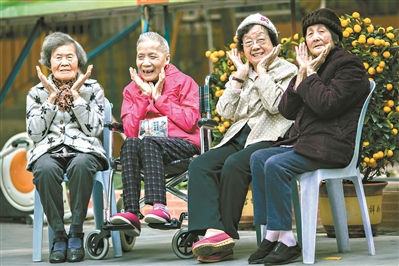 来自东风养老院的老人们