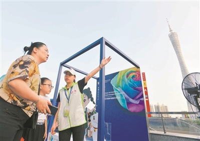 在海心沙的志愿者为游客指路。