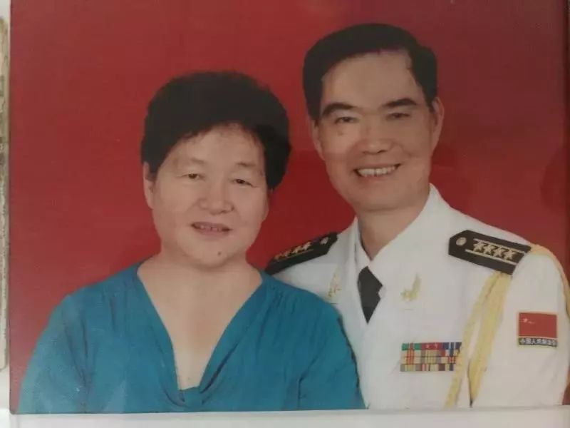 “人民英雄”麦贤得与妻子李玉枝