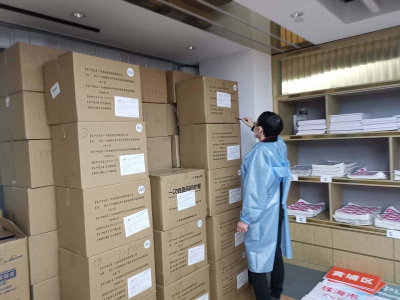 潘其胜在清点物资1.jpg