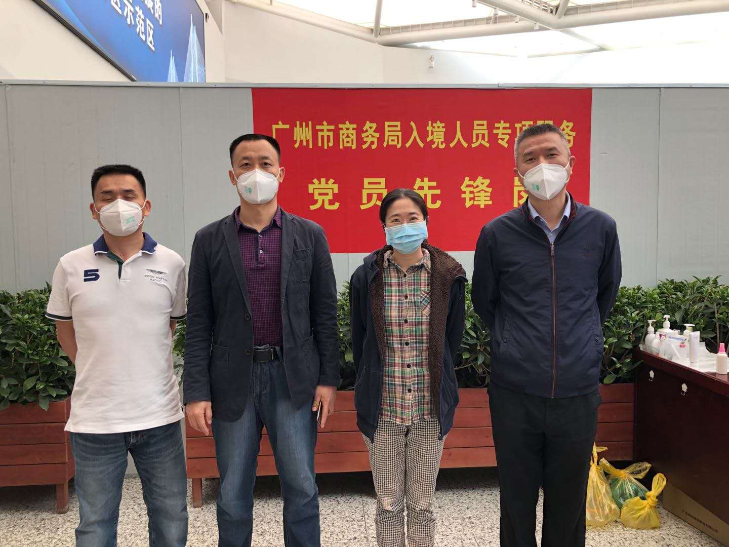 朱竟成（左二）与兄弟单位同事参加由市商务局牵头组建的专班.jpg