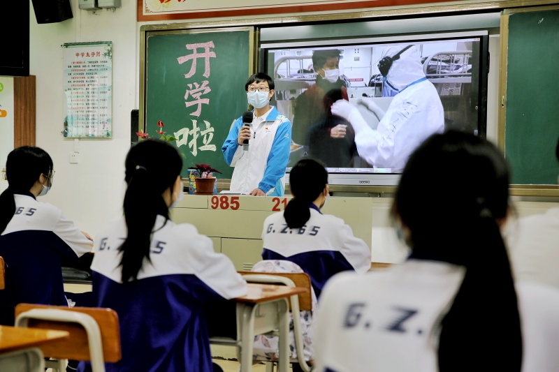 （大图1）01.罗炬辉上台为市65中高三学子上“复学第一课”，讲述援鄂故事。谭札烽 摄.jpeg