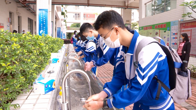 龙归学校返校学生在洗手。邓长强 摄.jpg