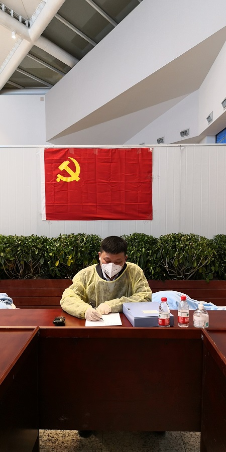 向政枝在起草文稿1.jpg