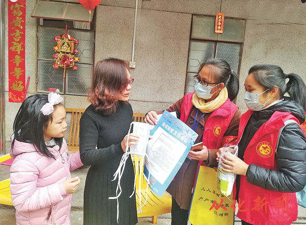 社工入户向村民宣传防疫知识.jpg