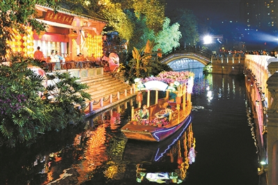 游客乘花艇夜游荔枝湾涌。