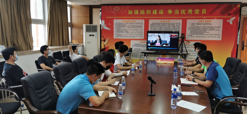 各学校分管领导及体育科组认真参会2_副本.jpg