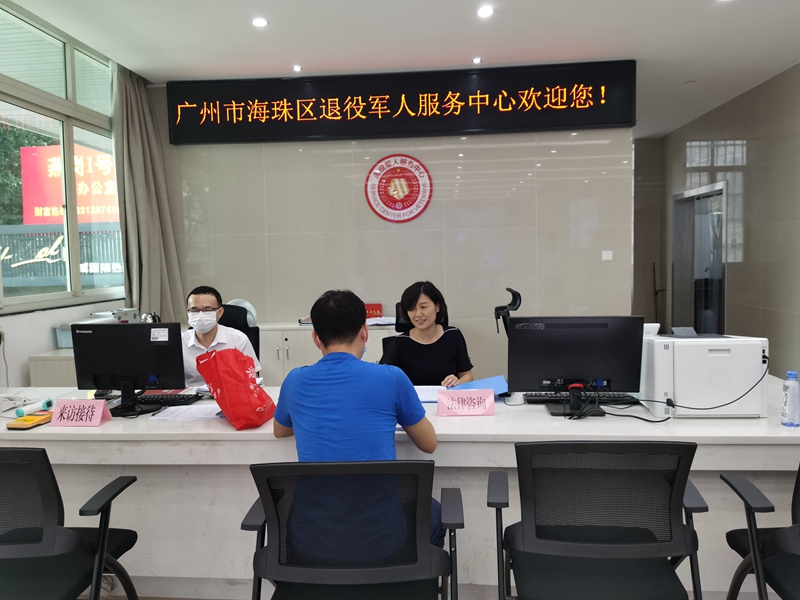 退役军人进行法律咨询.jpg