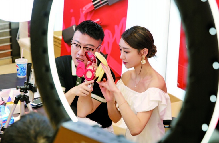 在直播间，网红主播为我区美妆产品带货。谭札烽摄.jpg