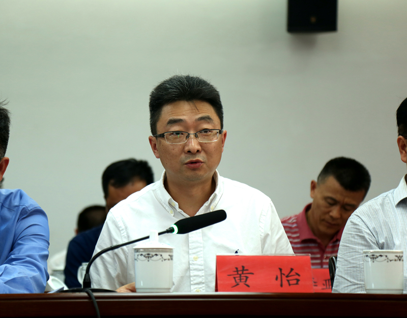6、黔南州教育局党委书记、局长黄怡主持会议 (3).JPG