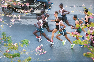 12月8日，2019广州马拉松赛成功举办。图为“第一集团”率先跑过阅江西路。
