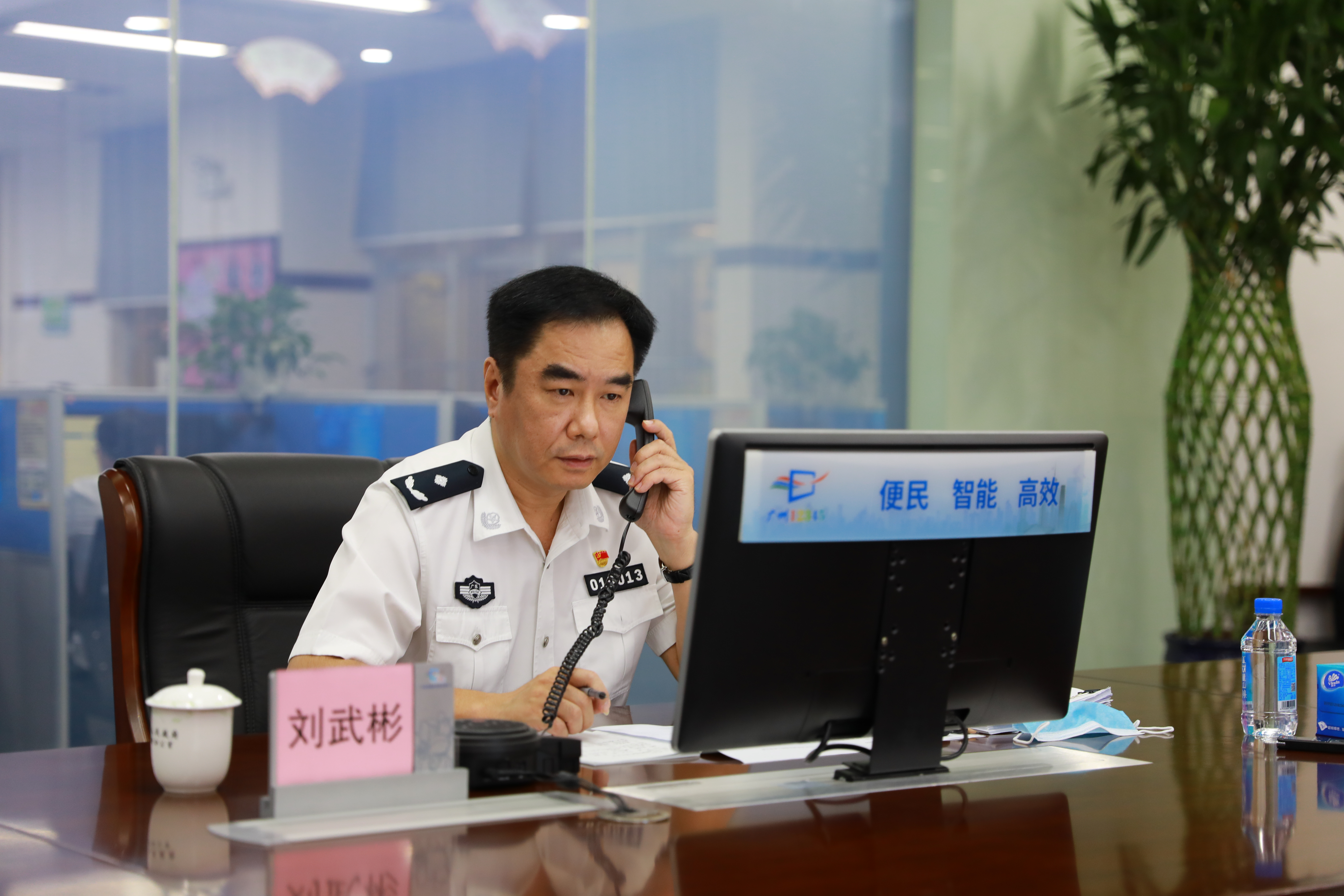 刘武彬副局长接听群众电话.jpg