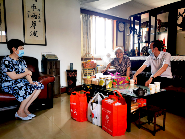 6月29日我委“七一”前夕集中走访慰问部分老党员.jpg
