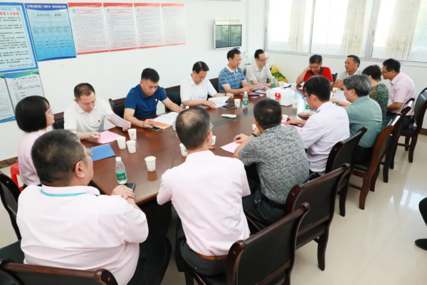 图片2（扶贫工作座谈会现场）.png