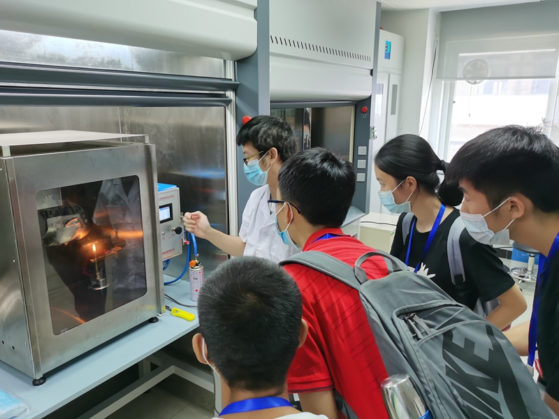 特训营营员在中山大学实验室参加活动_副本.jpg