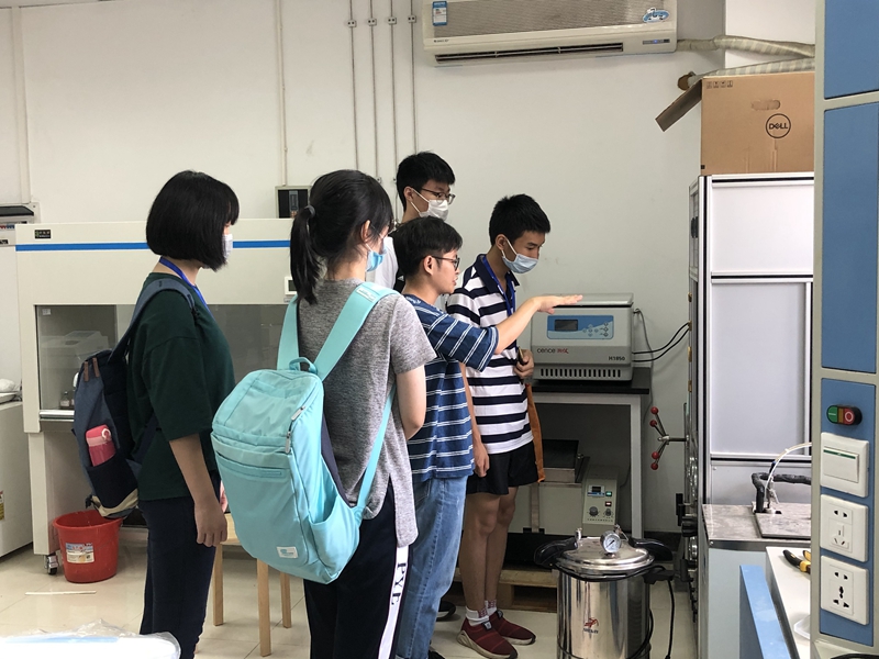 营员在中科院广州能源所实验室参加活动_副本.jpg