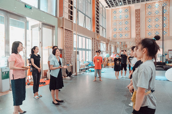 欧彩群副局长慰问市杂技艺术剧院正在彩排的演员们.jpg