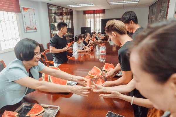 欧彩群副局长为演员们送西瓜.jpg