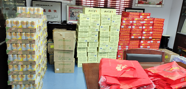 “送清凉”活动的慰问品.jpg